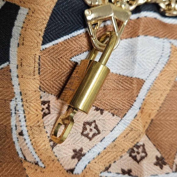 LV Lock and Key Necklace - Picture 6 of 8